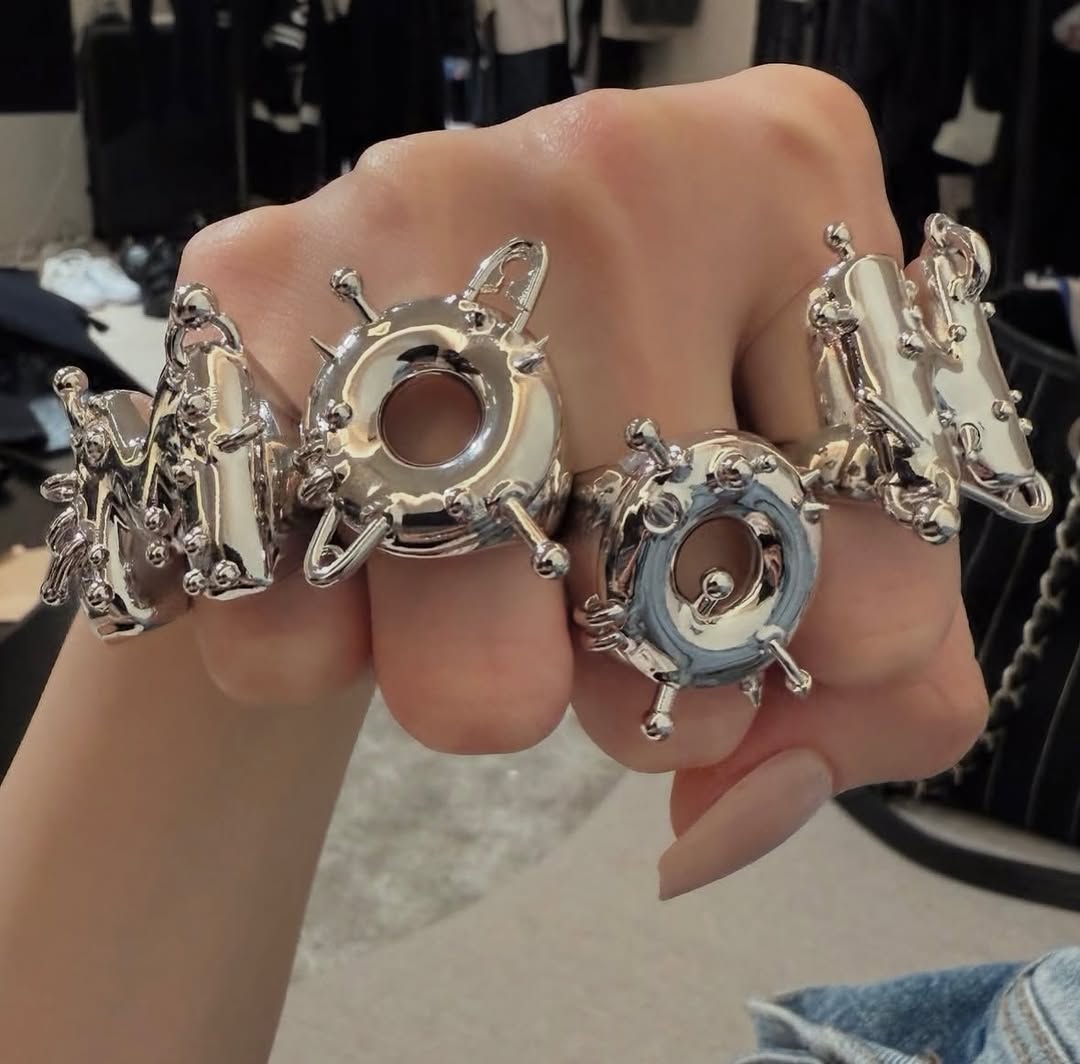 올데프 애니가 착용한 최지원 너클링